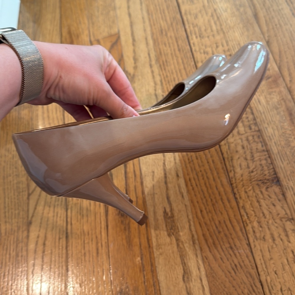 ✨ Bandolino Classic Tan Patent Heels — Size 8 ✨ - Picture 2 of 5